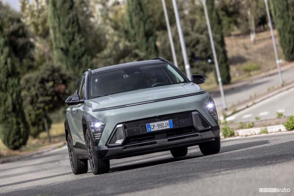 Hyundai kona hybrid 2024 prova su strada