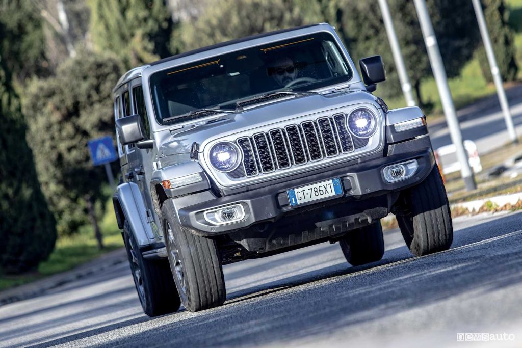 Jeep Wrangler Sahara JLU 2.0 su strada