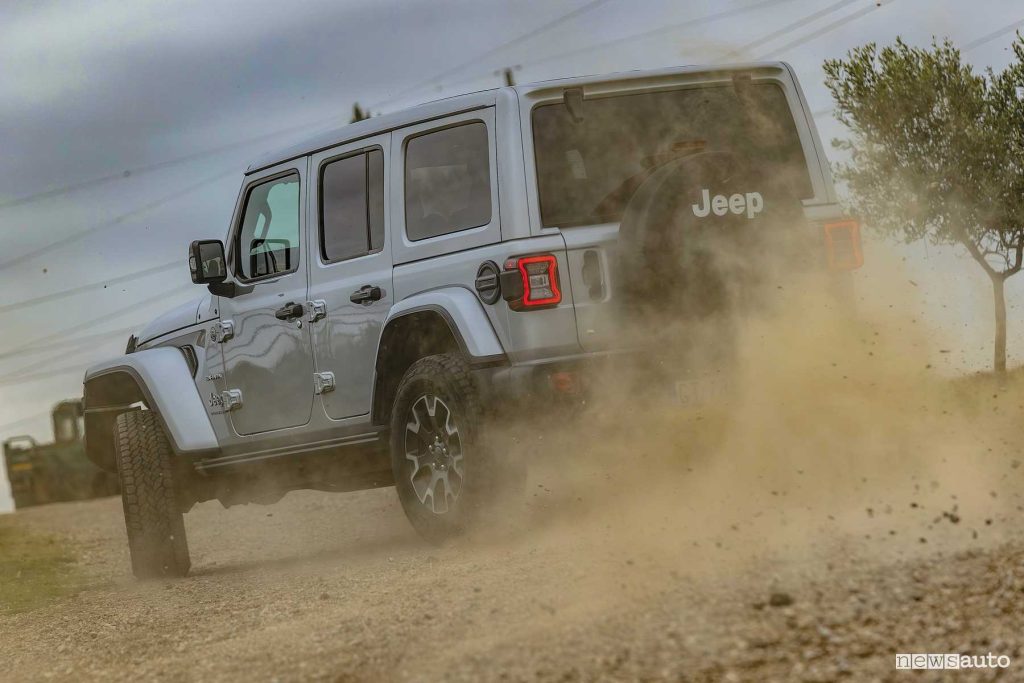 Jeep Wrangler Sahara JLU 2.0 sullo sterrato