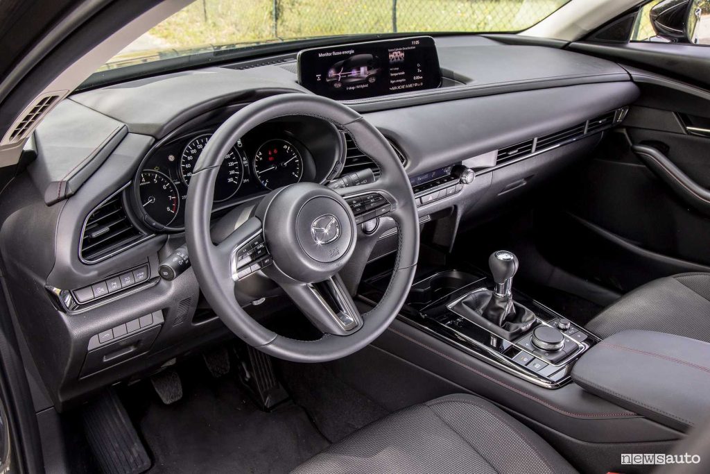 Mazda CX-30 Homura volante abitacolo