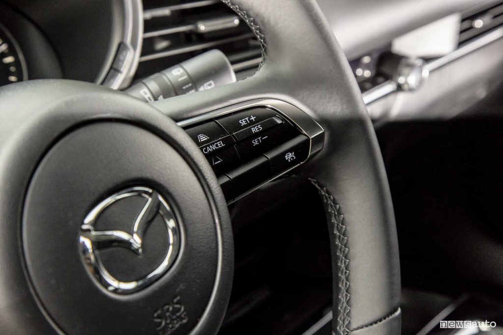Mazda CX-30 Homura comandi del volante