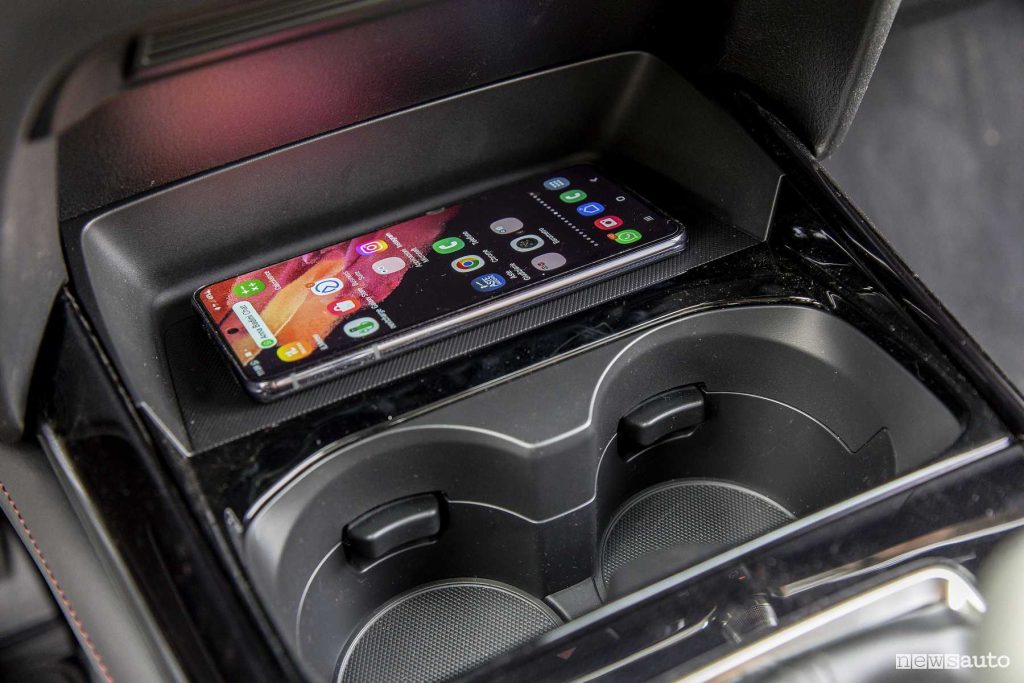 Mazda CX-30 Homura vano per la ricarica wireless dello smartphone