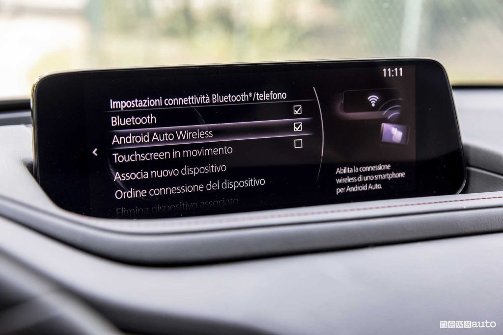 Mazda CX-30 Homura infotainment Apple CarPlay/Android Auto in versione wireless