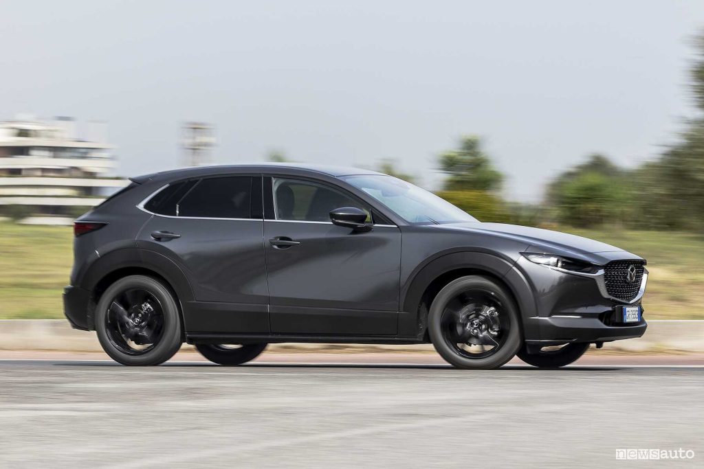 Mazda CX-30 Homura su strada