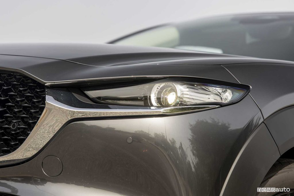 Mazda CX-30 Homura faro anteriore