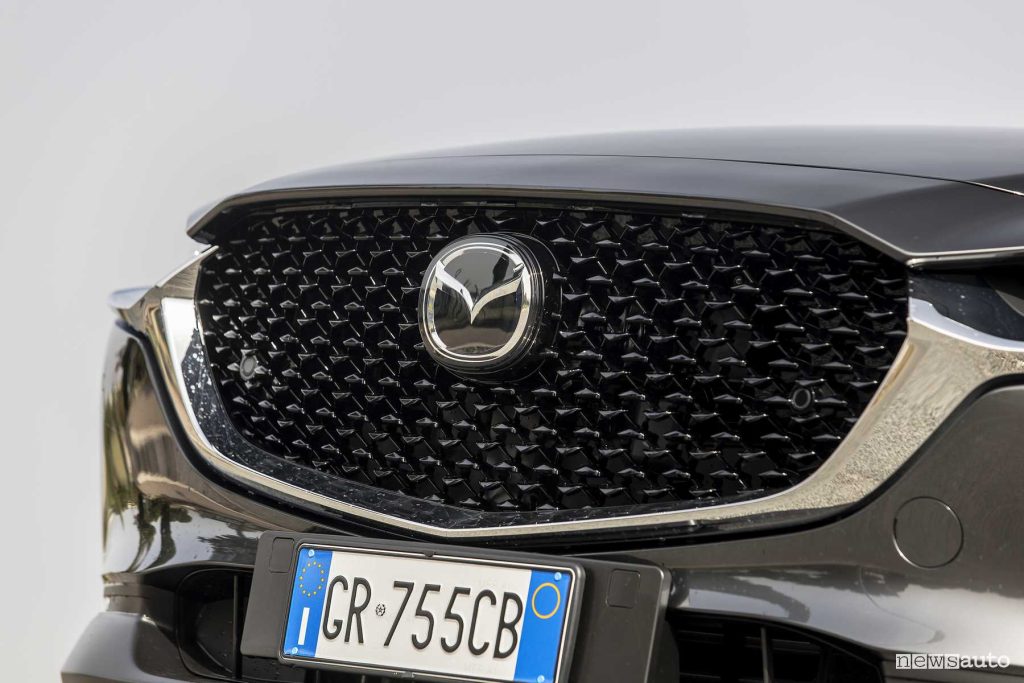 Mazda CX-30 Homura griglia anteriore
