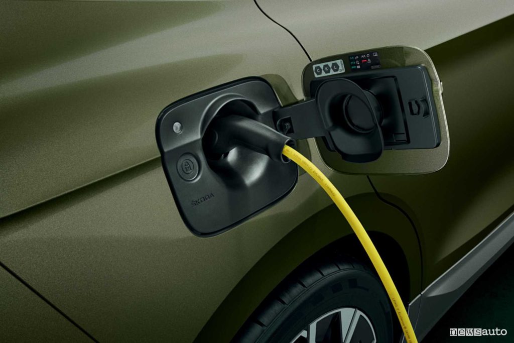 Nuova Skoda Enyaq in ricarica