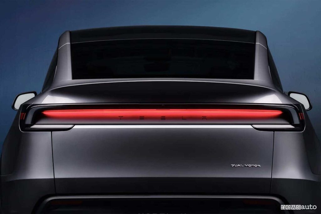 Tesla Model Y 2025 fari, firma luminosa posteriore