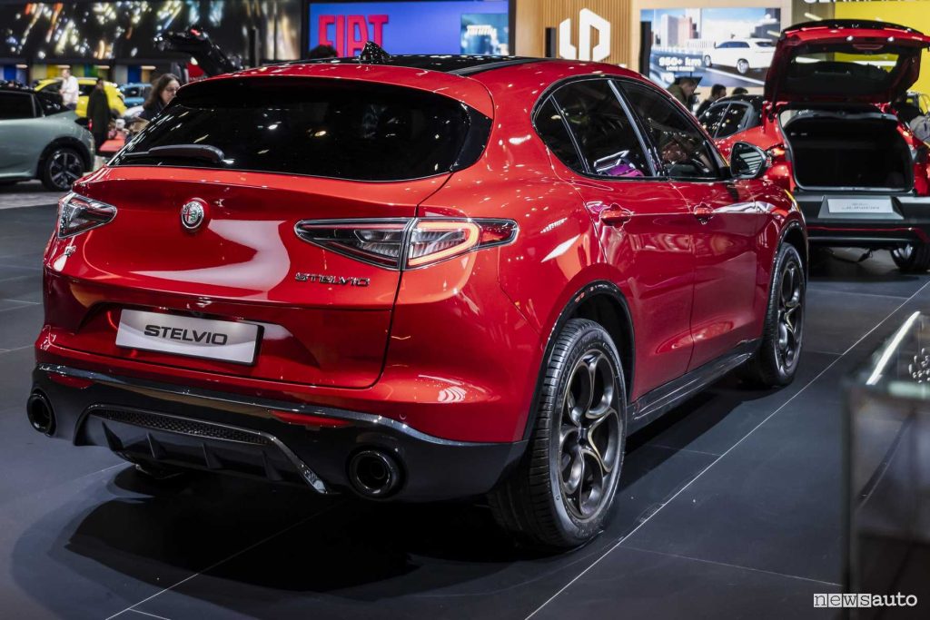 Alfa Romeo Stelvio Intensa posteriore 3/4