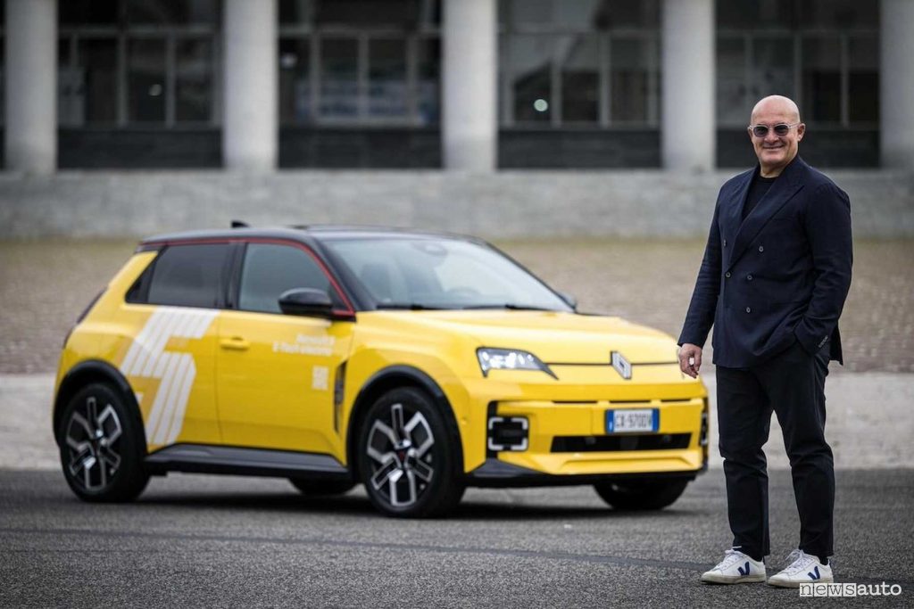 Raffaele Fusilli, CEO di Renault Italia, posa davanti alla nuova R5