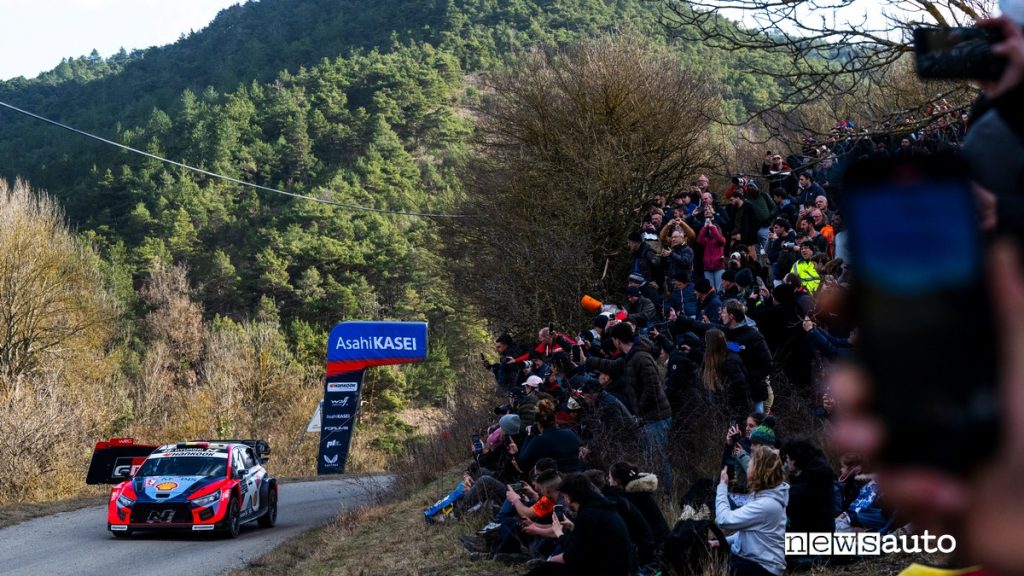 Thierry Neuville, campione in carica del WRC durante il Rallye Monte-Carlo 2025