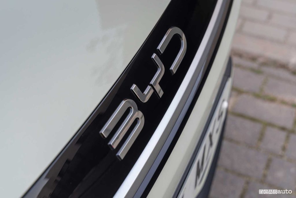 BYD Atto 2 logo griglia anteriore