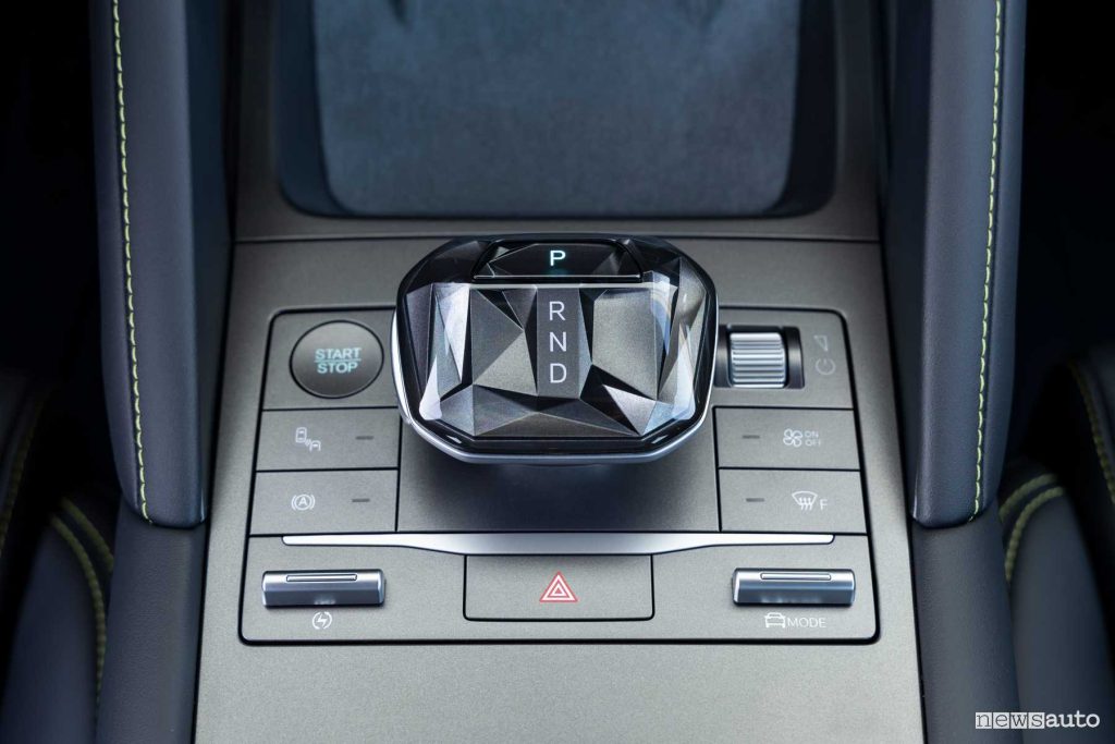 BYD Atto 2 comandi, leva cambio console centrale