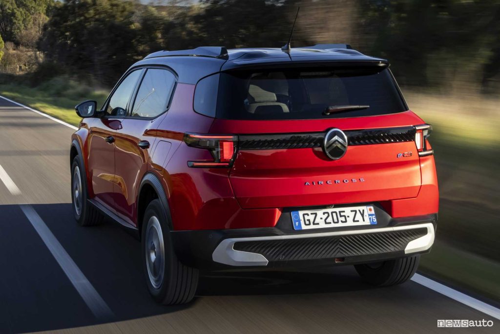 Citroen e-C3 Aircross Max su strada