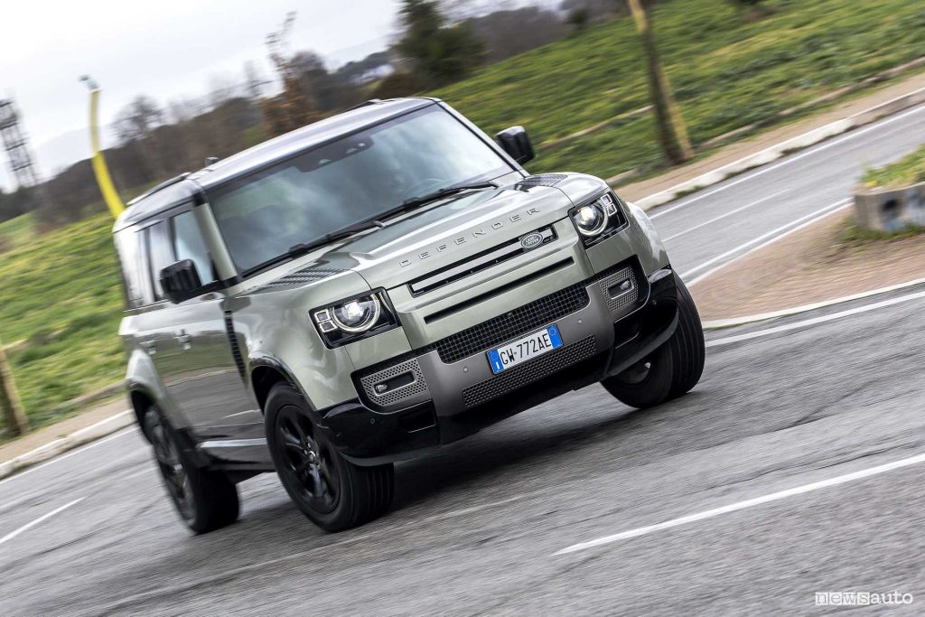 Land Rover Defender 110 prova su strada