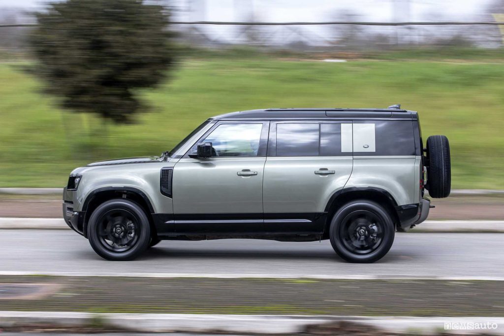 Land Rover Defender 110 su strada