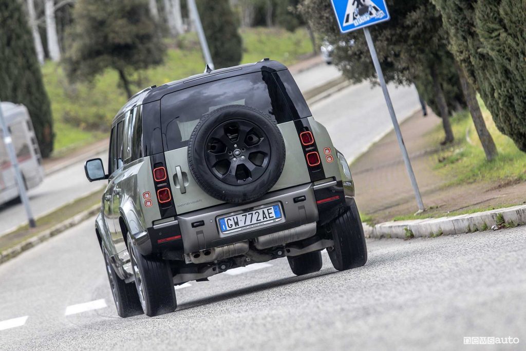 Land Rover Defender 110 su strada