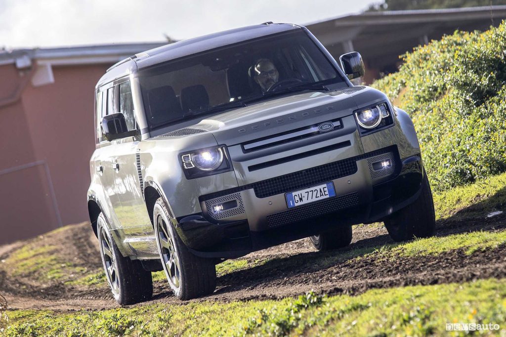 Land Rover Defender 110 sullo sterrato