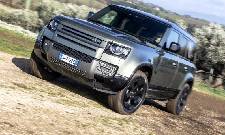 Land Rover Defender 110 sullo sterrato
