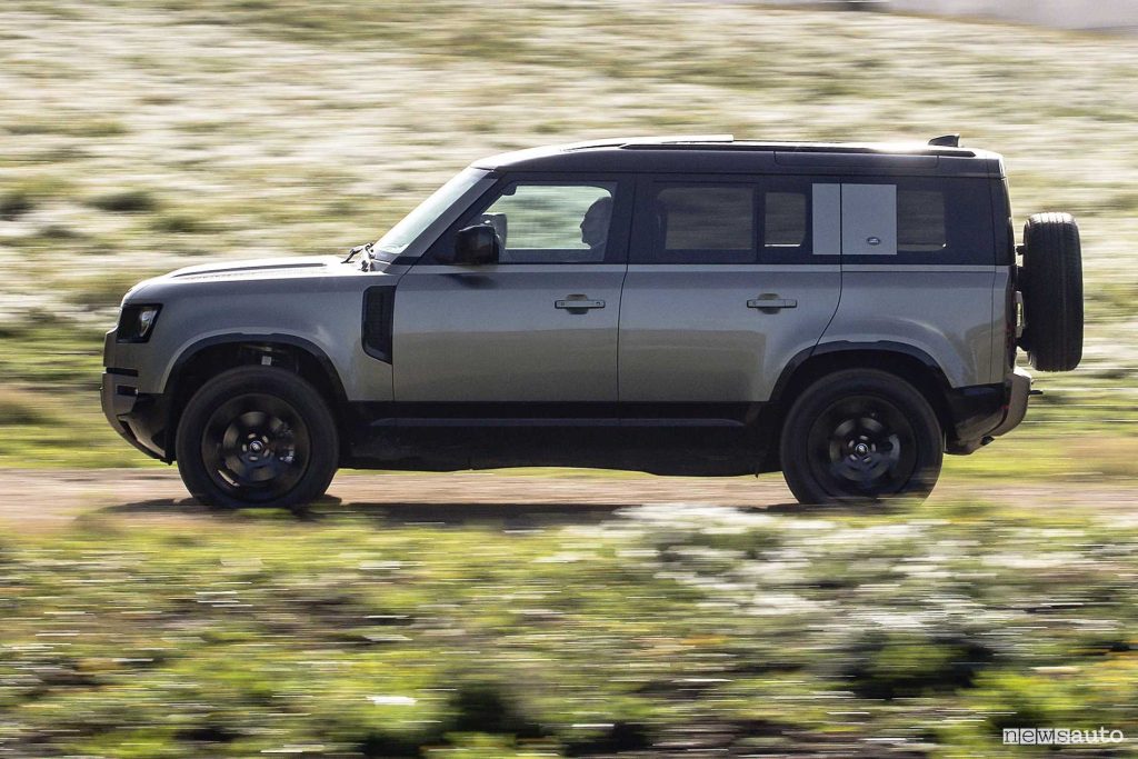 Land Rover Defender 110 sullo sterrato