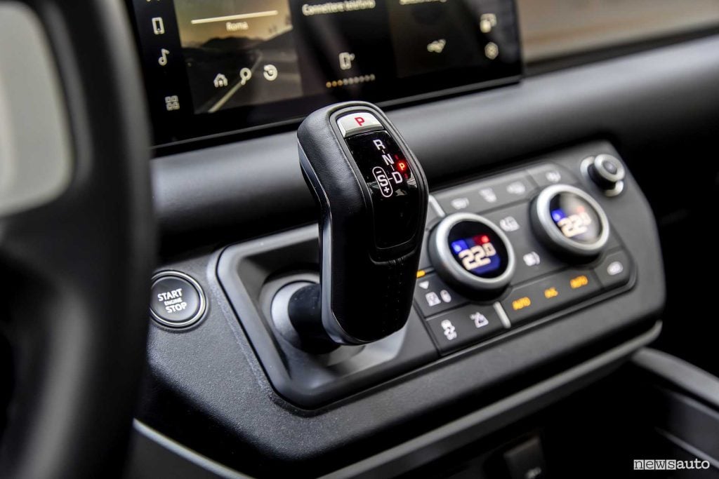Land Rover Defender 110 leva cambio automatico