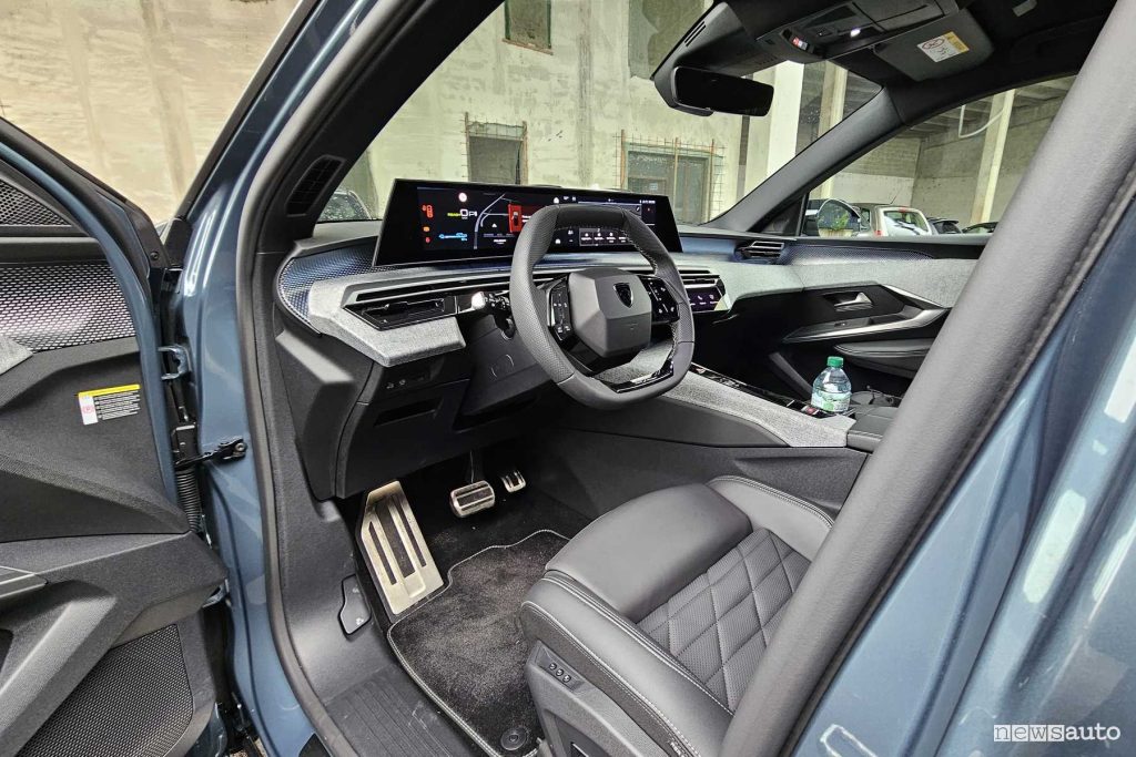 Peugeot E-5008 volante, posto di guida abitacolo