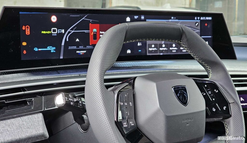 Peugeot E-5008 display quadro strumenti i-Cockpit