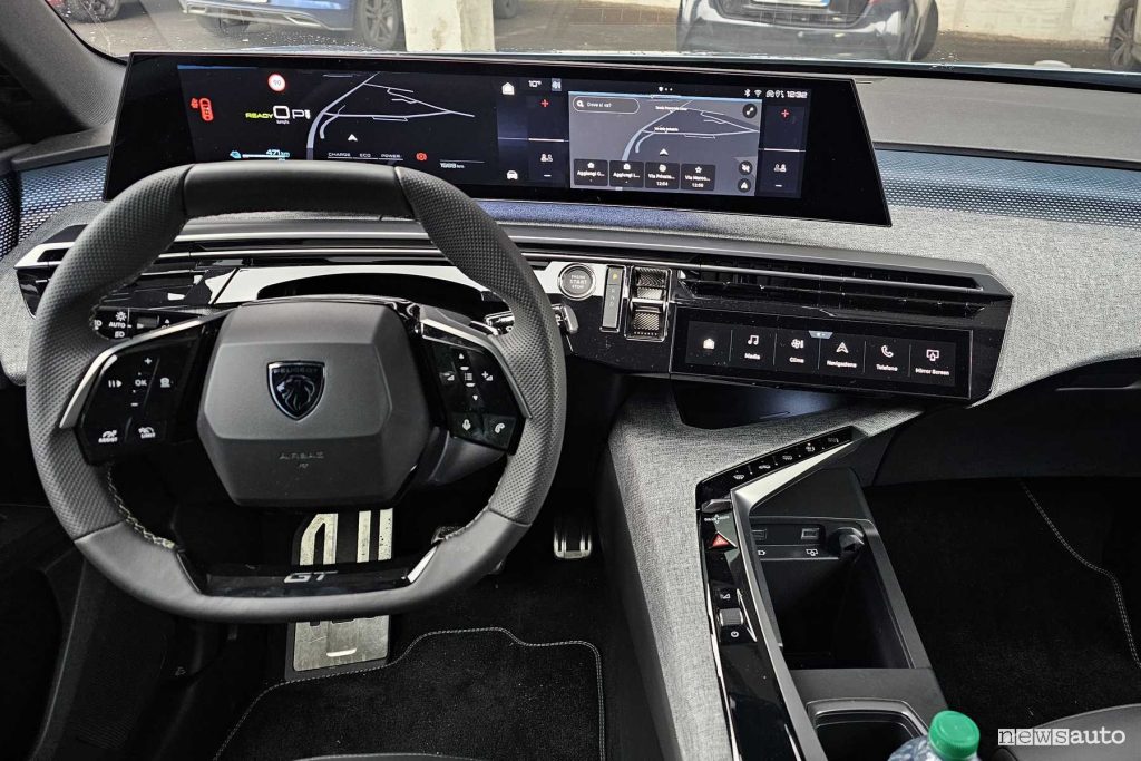 Peugeot E-5008 plancia abitacolo i-Cockpit