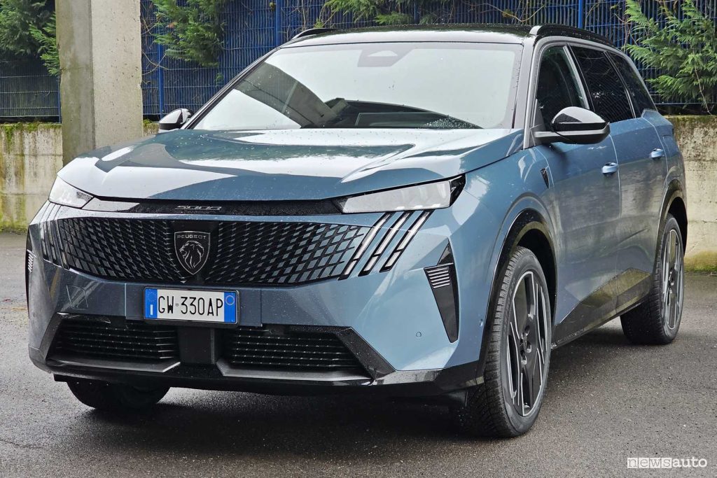 Peugeot E-5008 anteriore 3/4