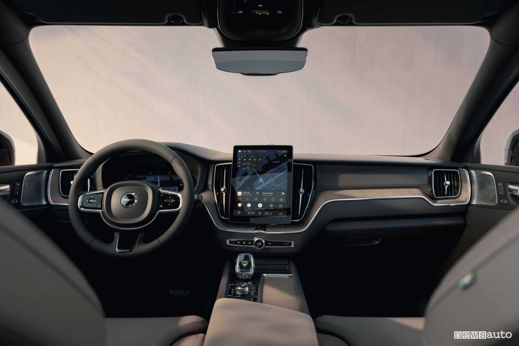 Volvo XC60 2025 plancia abitacolo