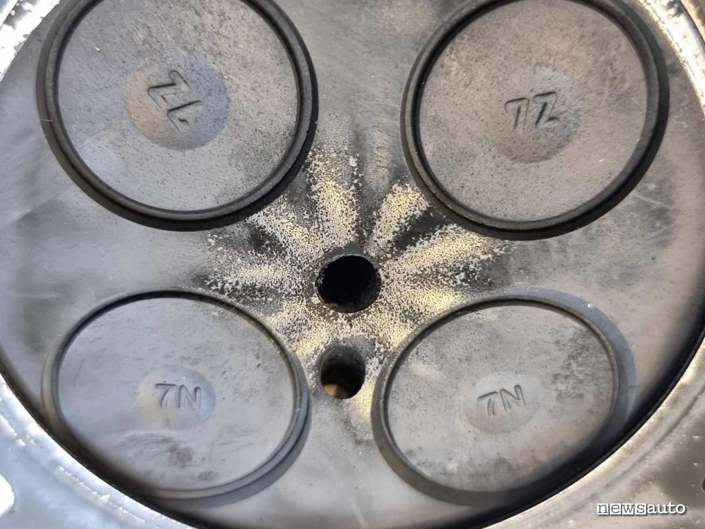 I segni lasciati sulla testa dai 10 getti del gasolio