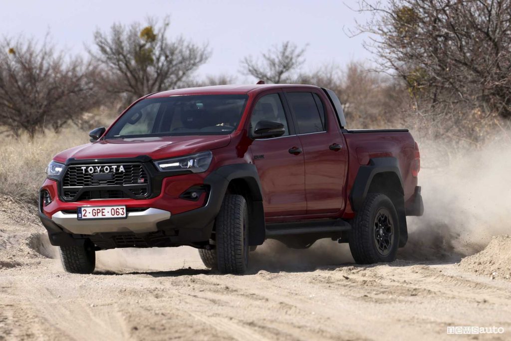 Toyota Hilux GR Sport II in derapata sulla sabbia