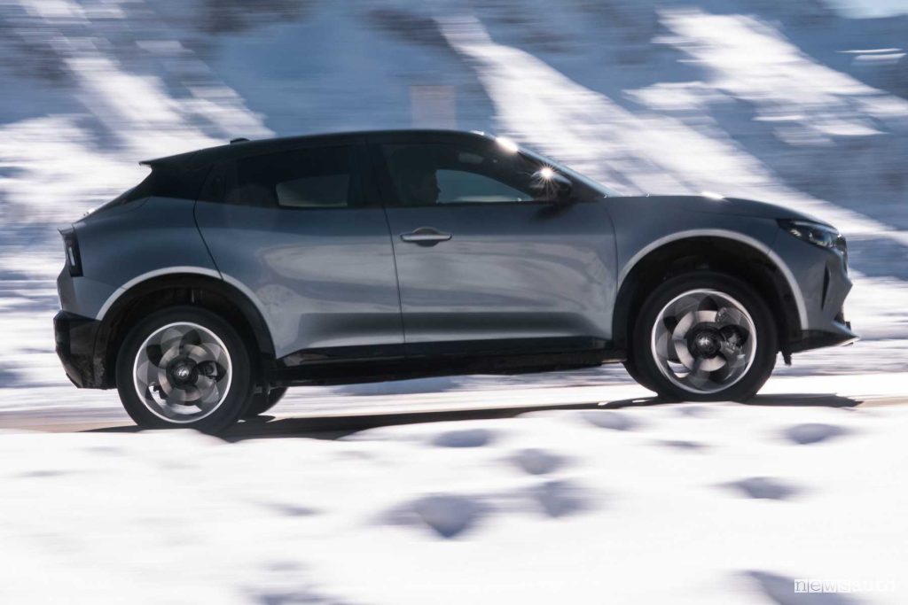 Alfa Romeo Junior ibrida Q4 sulla neve