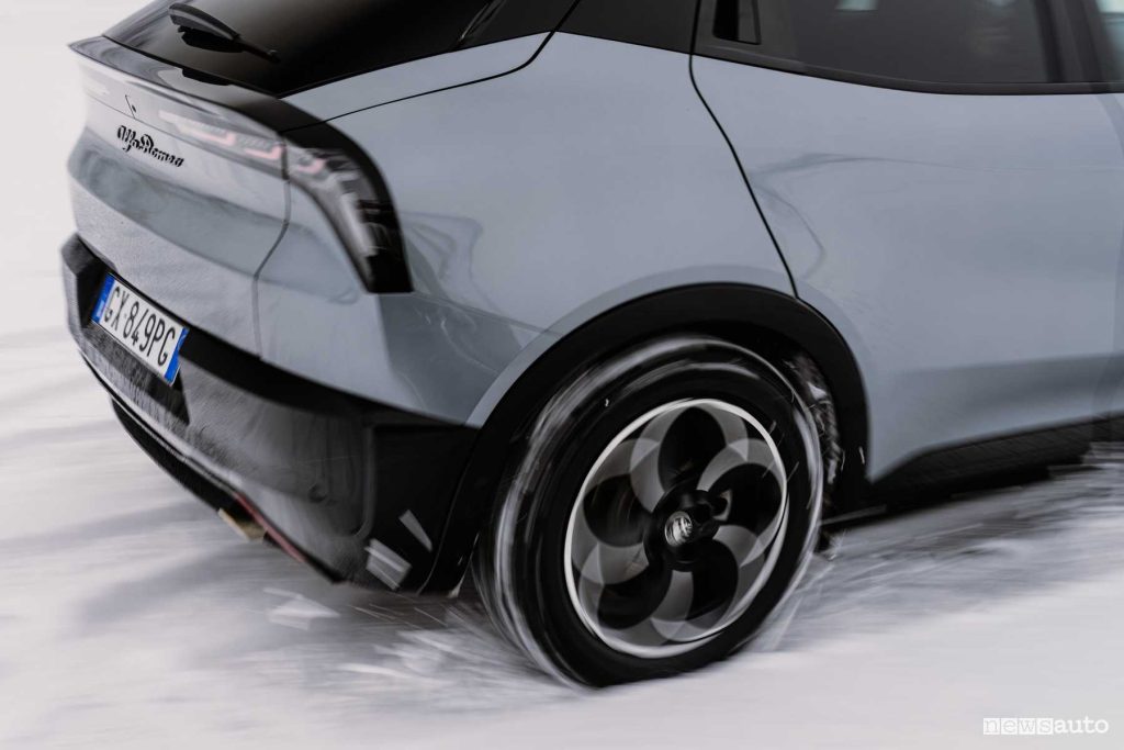 Alfa Romeo Junior ibrida Q4 sulla neve