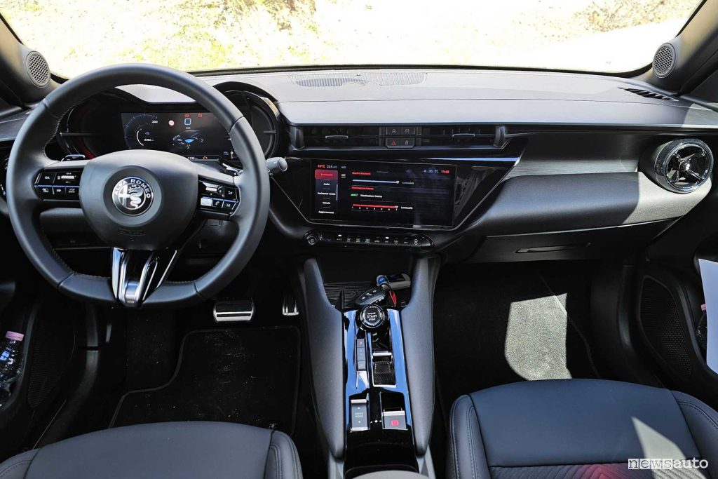 Alfa Romeo Junior Q4 plancia abitacolo