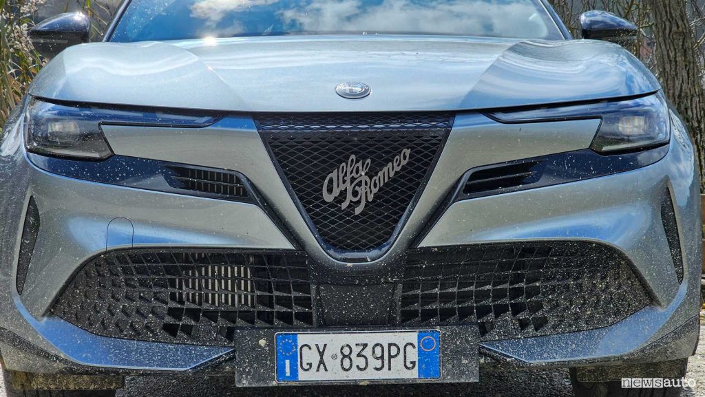 Alfa Romeo Junior Q4 griglia anteriore, fari