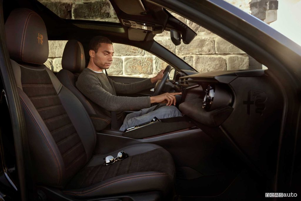 Alfa Romeo Junior ibrida Intensa sedili anteriori