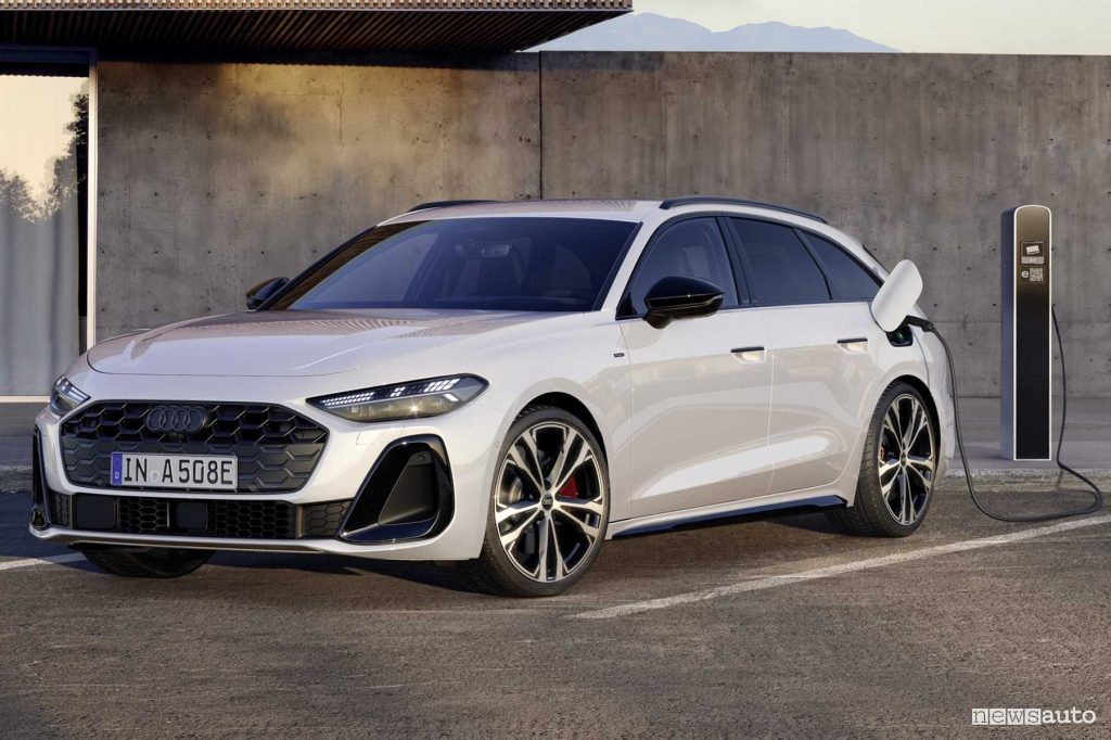 Audi A5 Avant e-hybrid quattro in ricarica