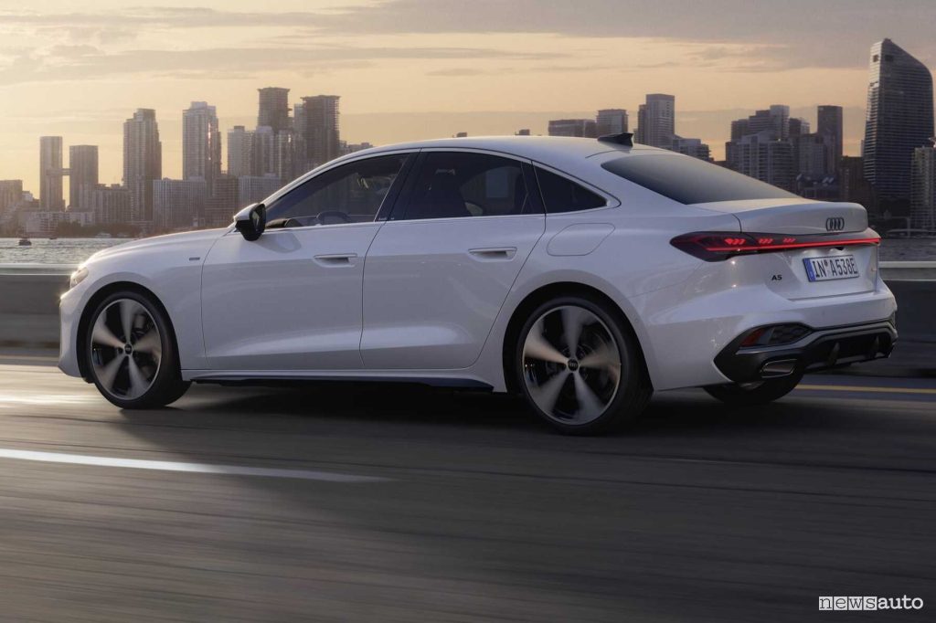 Audi A5 e-hybrid quattro su strada
