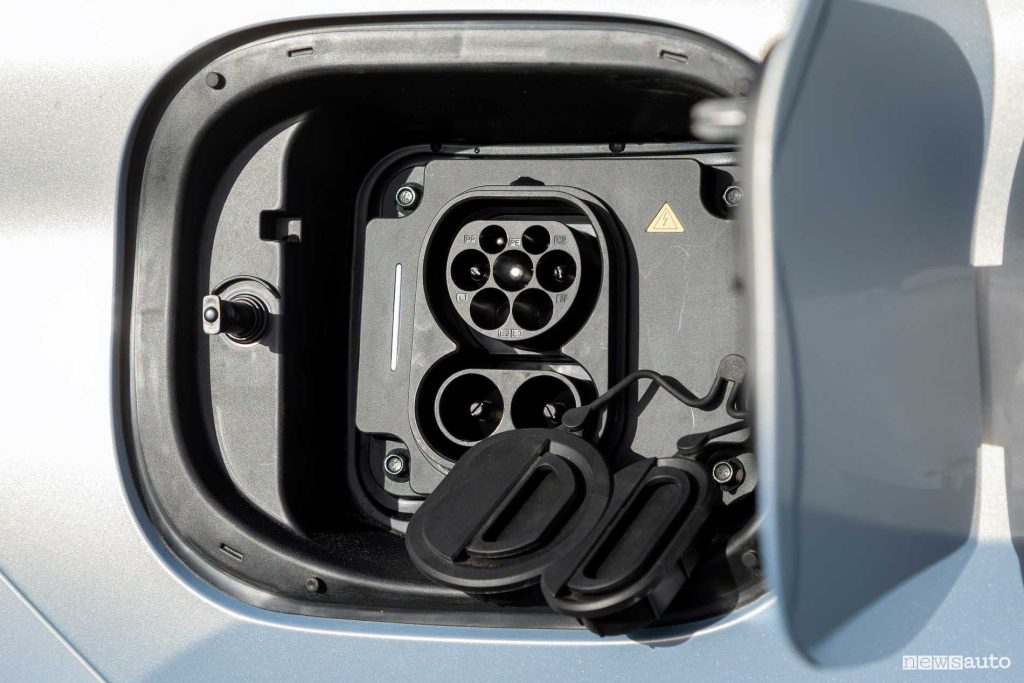 Jaecoo 7 Super Hybrid vano per la ricarica in AC e DC
