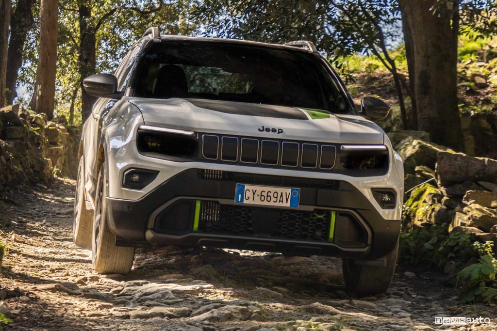 Jeep Avenger 4xe sullo sterrato