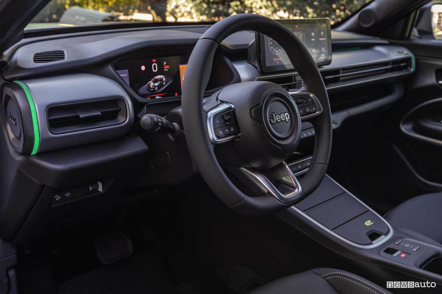 Jeep Avenger 4xe volante abitacolo