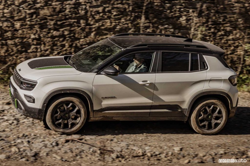 Jeep Avenger 4xe sullo sterrato