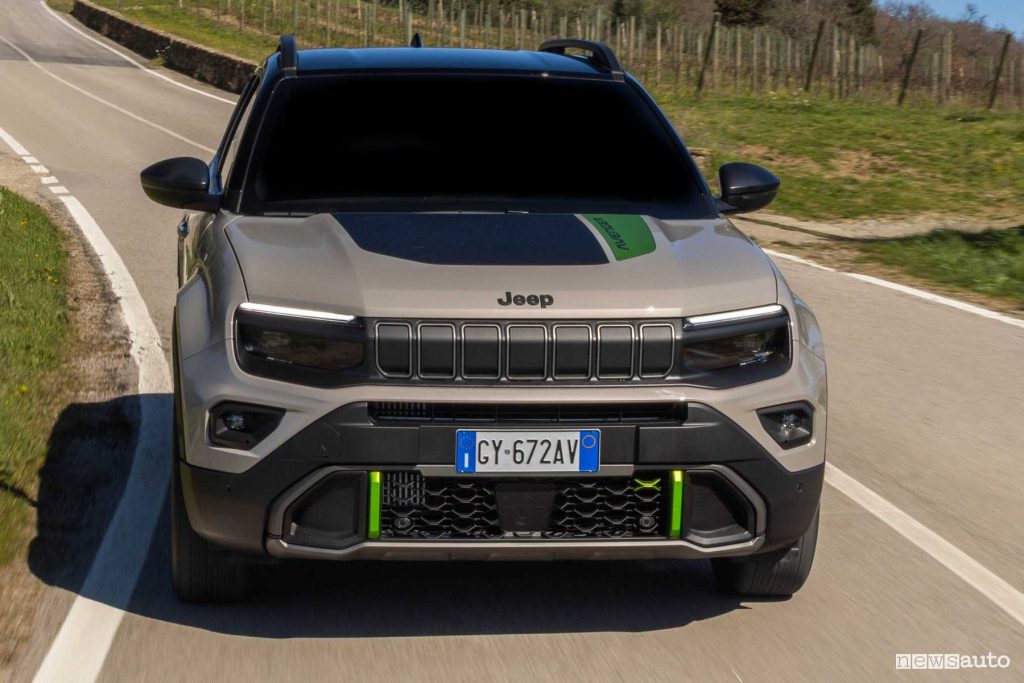 Jeep Avenger 4xe su strada