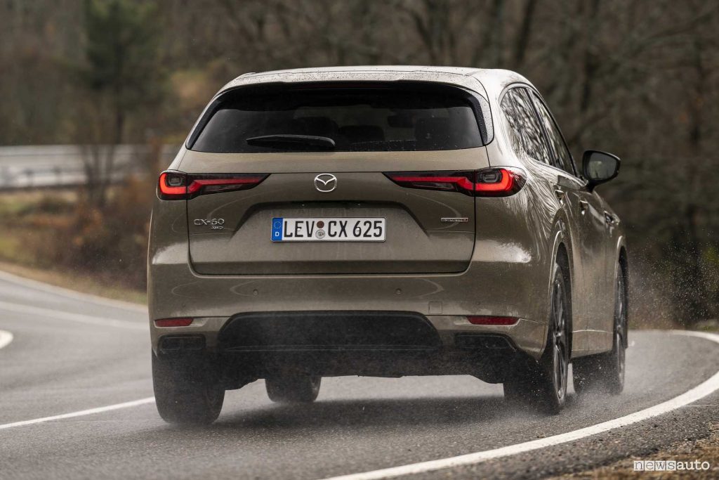 Mazda CX-60 2025 su strada