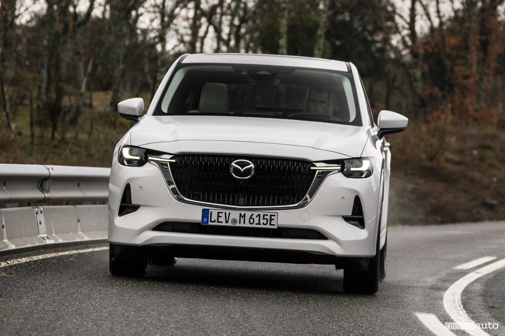 Mazda CX-60 e-Skyactiv PHEV 2025 su strada