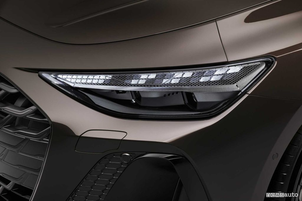 Faro anteriore LED Digital Matrix firma luminosa della nuova Audi A6 Avant