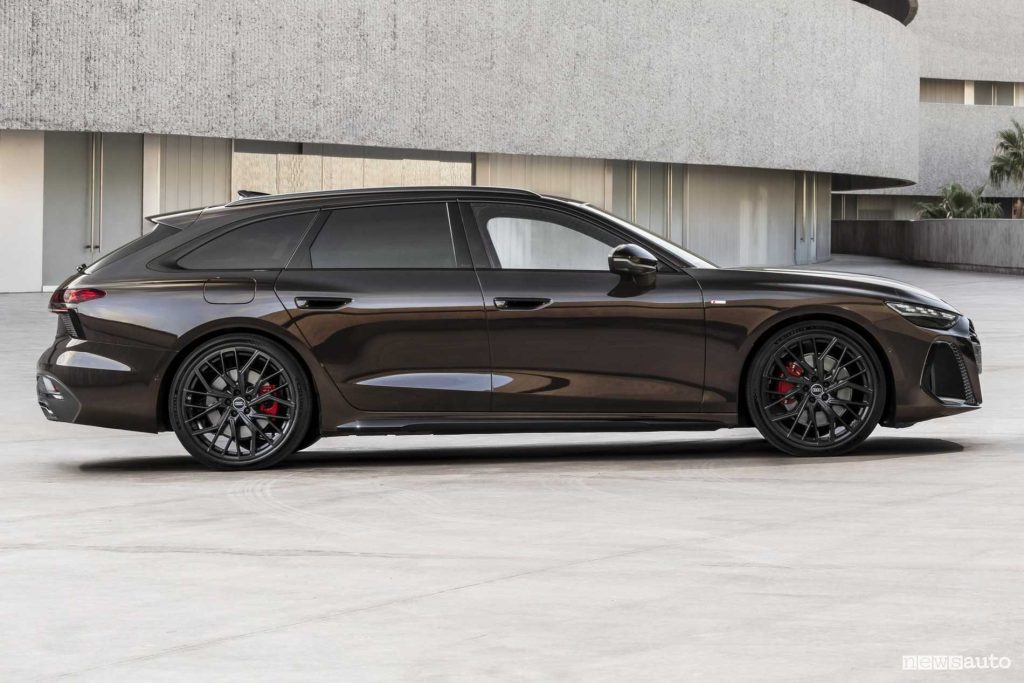 La nuova Audi A6 Avant vista di fianco, con le sospensioni attive si può alzare ed abbassare l'assetto.