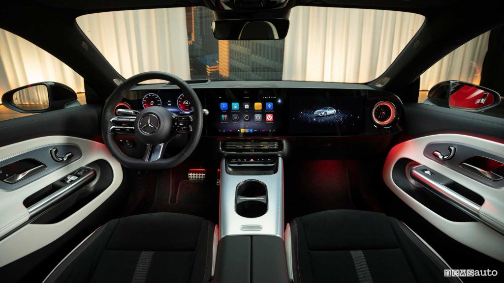 Nuova Mercedes-Benz CLA display plancia strumenti