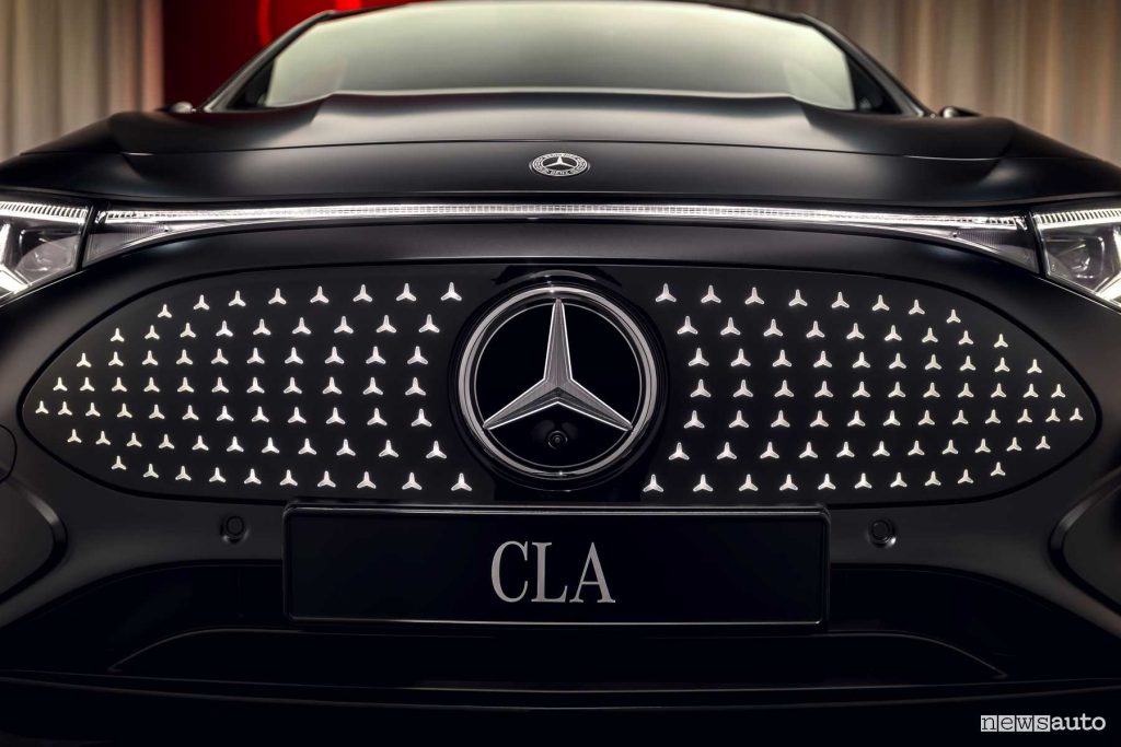 Nuova Mercedes-Benz CLA telecamera griglia anteriore